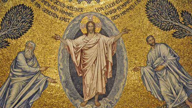 Darstellung der Himmelfahrt Christi in einem Steinrelief im Kreuzgang am Dom St. Viktor in Xanten