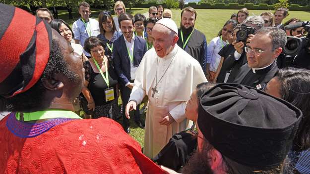 Papst Franziskus begrüßt am Ökumenischen Institut des Weltkirchenrats in Bossey bei Genf Studenten und Mitarbeiter.