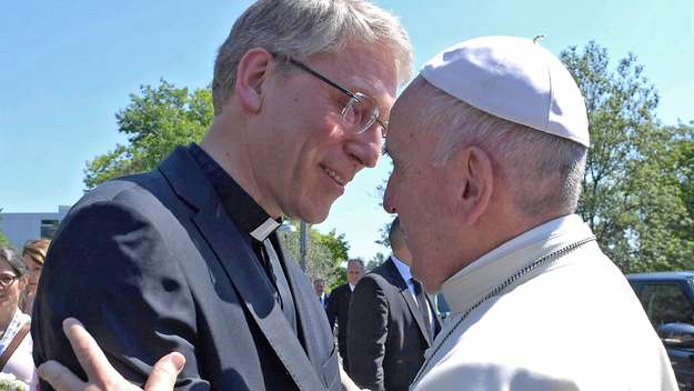 Der Generalsekretär des Weltkirchenrats, Olav Fykse Tveit, begrüßt den Papst