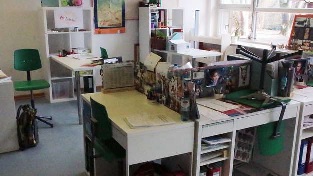 Schreibtisch an der Evangelischen Jakobusschule in Karlsruhe