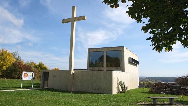 Autobahnkirche in Weimar-Gelmeroda von buten Lichtern angestrahlt