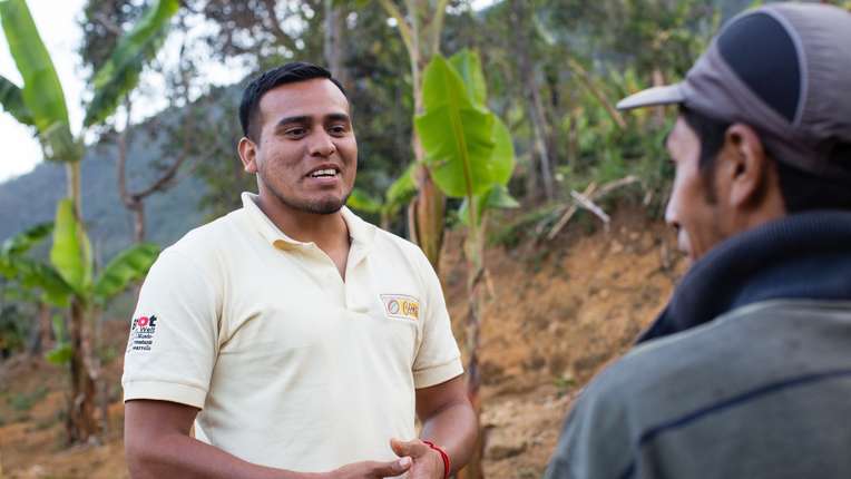 CICAP-Mitarbeiter weist Bauern in Peru in die Arbeit ein