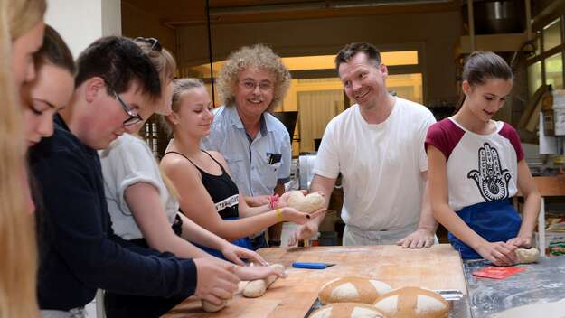 Konfirmanden backen Brot