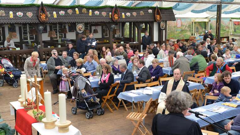 Erntedankgottesdienst beim Oktoberfest auf dem Schützenplatz in Hannover.