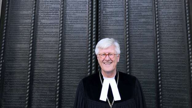 EKD-Ratsvorsitzender Heinrich Bedford-Strohm an der Thesentür der Schlosskirche Wittenberg