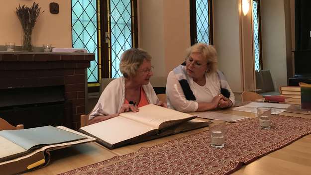 Zwei Frauen überprüfen die Kirchenbücher der Evangelischen Gemeinde in Istanbul