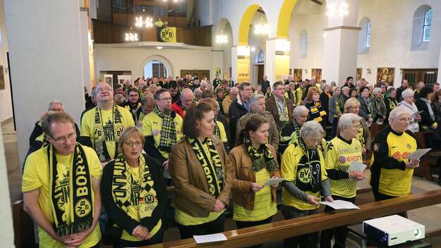 BVB-Fans in Trikots im Gottesdienst