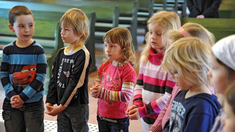 Kinder beten im Kindergottesdienst