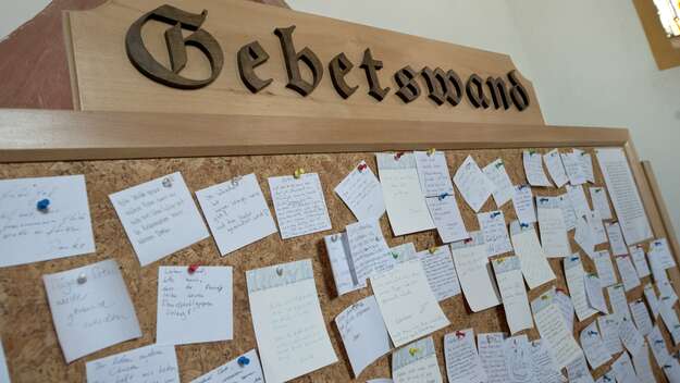 Gebetswand mit Zetteln