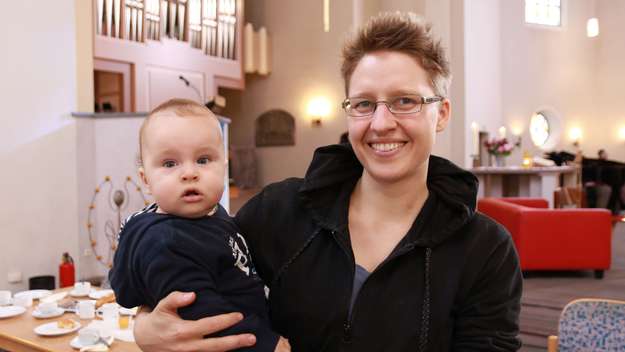 Mutter mit Kind auf dem Arm beim Internationalen Gottesdienst in der Pauluskirche Dortmund