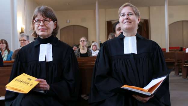 Die Pfarrerinnen Carola Theilig und Birgit Worms-Nigmann bim Internationalen Gottesdienst in der Dortmunder Pauluskirche