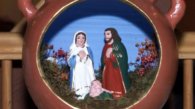 Maria, Josef und das Jesuskind in einem Tonkrug