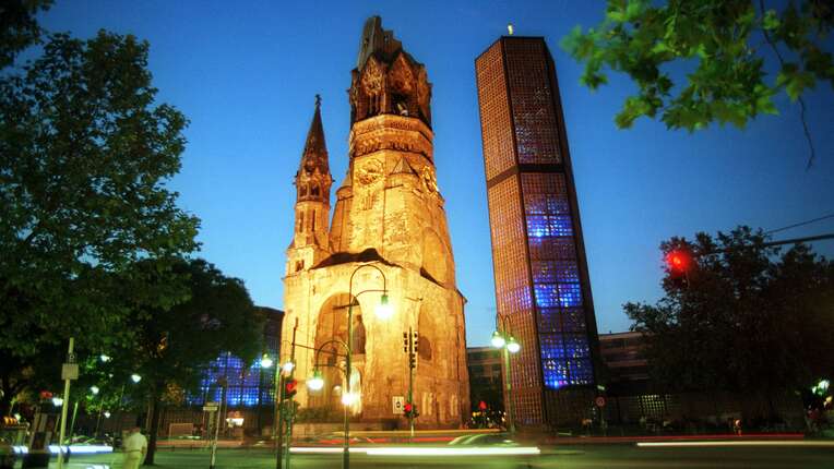 Die Kaiser-Wilhelm-Gedächtnskirche in Berlin bei Nacht.