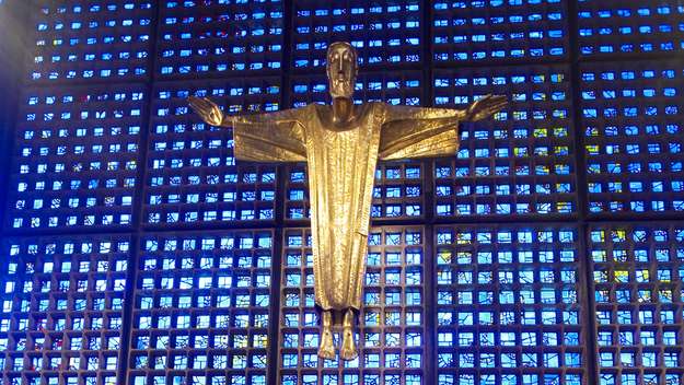 Christusfigur des Münchener Künstlers Karl Hemmeter über dem Altar in der Kaiser-Wilhelm-Gedächtniskirche in Berlin