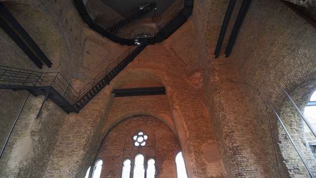Der Innenraum des zerstörten Glockenturms der Kaiser-Wilhelm-Gedächtniskirche