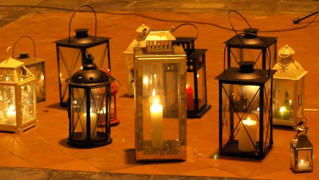 Mehrere Windlichter abgestellt auf dem Boden