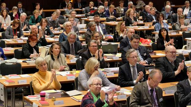 Das Plenum der EKD-Synode tagt, Synodale sitzen in Reihen an ihren Tischenepd-Bild/Norbert Neetz