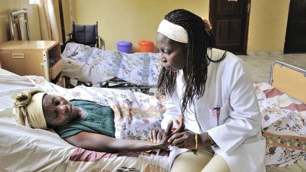 Frauenärztin Irene Tchangou am Bett einer Patientin auf der Frauenstation des Panzi Hospital