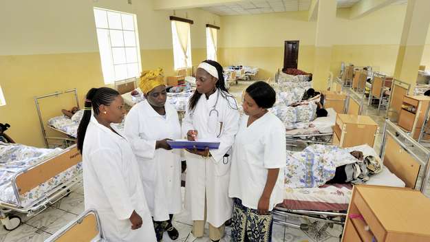 Frauenärztin Dr. Irene Tchangou bei einer Teambesprechung auf der Frauenstation des Panzi Hospital in Bukavu