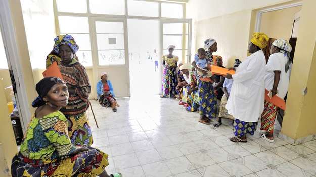Patientinnen warten im Flur der Frauenstation des Panzi Hospital in Bukavu, Demokratische Republik Kongo.