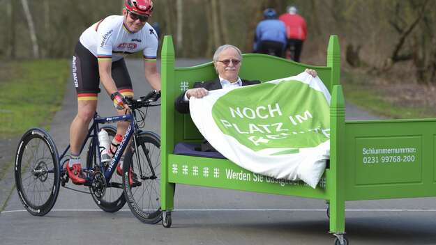 Hans Leyendecker und Paralympics-Champion Hans-Peter Durst machen Werbung für Privatquartiere zum Kirchentag