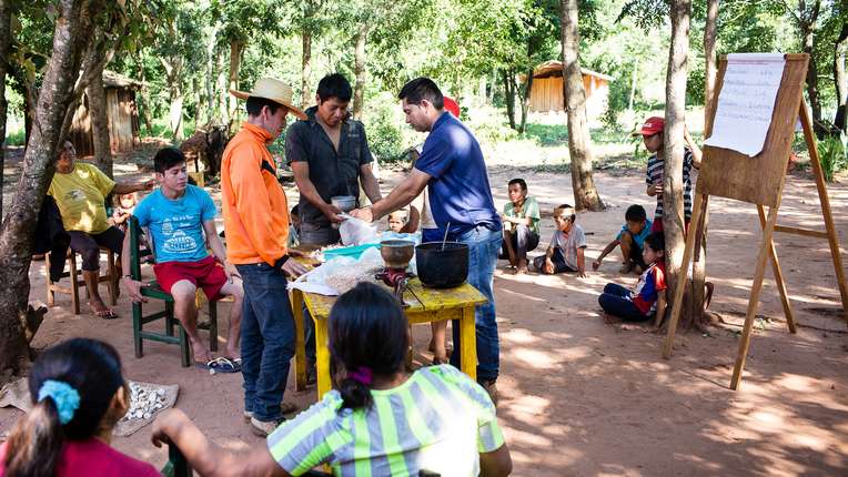 Schulung für Dorfbewohnerinnen und -bewohner in Paraguay