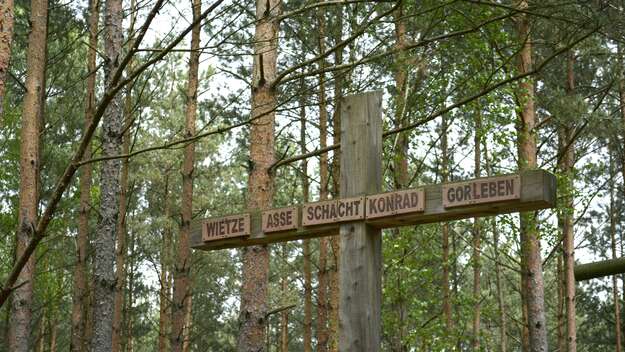 Holzkreuz mit der Aufschrift 