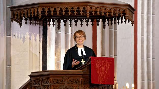 Kristina Kühnbaum-Schmidt predigt bei ihrer Amtseinführung als neue Landesbischöfin der Nordkirche im Schweriner Dom