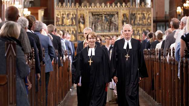 Die neue Landesbischöfin Kristina Kühnbaum-Schmidt und der hannoversche Landesbischof Ralf Meister beim Festgottesdienst im Schweriner Dom