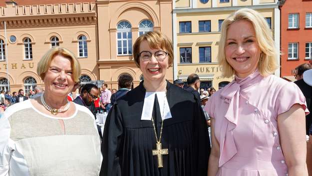 Die neue Landesbischöfin Kristina Kühnbaum-Schmidt, Synodenpräses Ulrike Hillmann und Ministerpräsidentin Manuela Schwesig