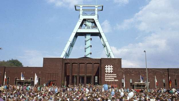 Eröffnungsgottesdienst im Bergbaumuseum Bochum beim 24. Deutschen Evangelischen Kirchentag 1991 im Ruhrgebiet
