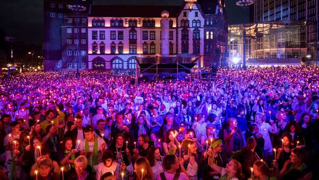 Lichtermeer beim Segen zur Nacht auf dem Friedensplatz mit dem Rathaus im Hintergrund)