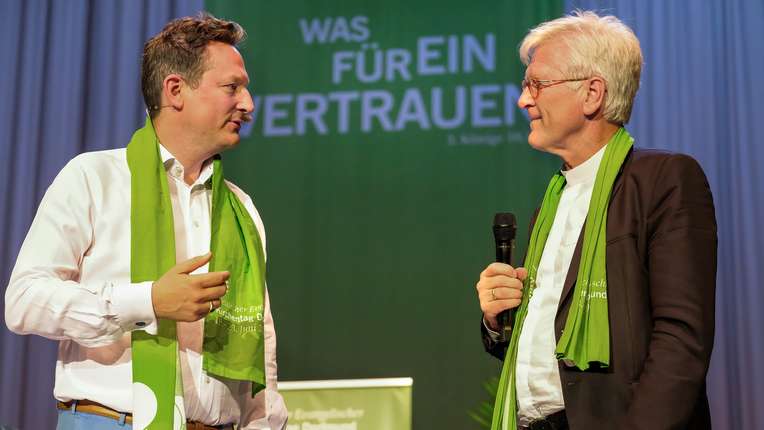 Tausende Besucher bei Kabarettkonzert mit Hirschhausen auf dem Kirchentag