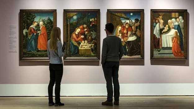 Links im Bild zu sehen ist der Schrein eines Sippenaltars (um 1515) von Niklaus Weckmann in der Ausstellung „Verehrt. Geliebt. Vergessen. Maria zwischen den Konfessionen“ im Wittenberger Augusteum
