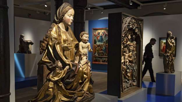 Links im Bild: „Thronende Madonna“ aus Tirol (Ende 15. Jahrhundert) in der Ausstellung „Verehrt. Geliebt. Vergessen. Maria zwischen den Konfessionen“ im Wittenberger Augusteum