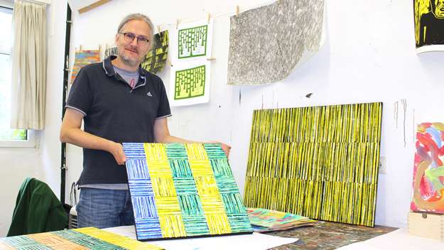 Lydda-Künstler Jens Jacobfeuerborn mit seinen Werken in der Grafik-Werkstatt in Haus Lydda