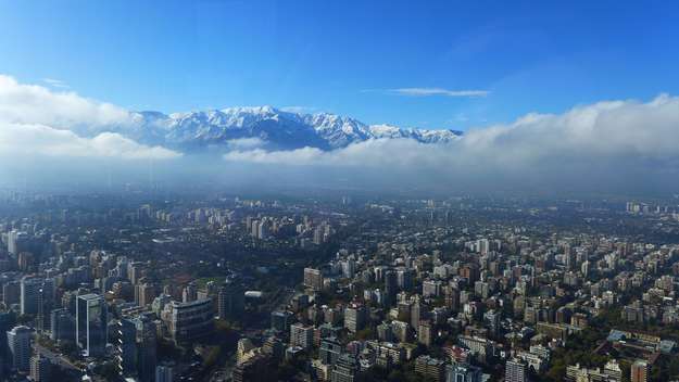 Blick auf Santiago de Chile und die schneebedeckten Anden