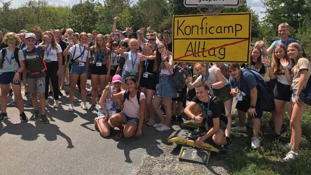 KonfiCamp in Wittenberg: Große Gruppe von Teilnehmerinnen und Teilnehmern