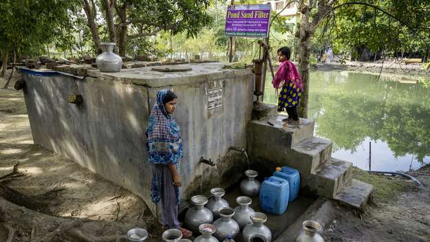 Ein mItarbeiter bedient die Wasseraufbereitungsanlage im Dorf Vamia/Bangladesch