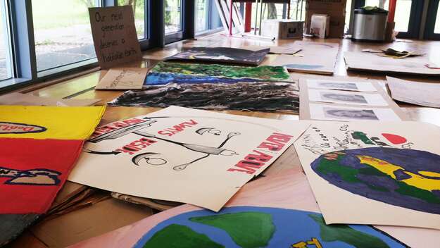 Plakate der Kunstaktion im Rahmen der Jugendbegegnung