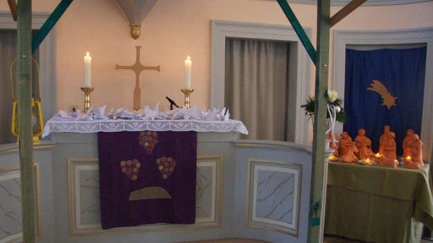 Gefaltete Friedenstauben auf dem Altar in Garbsen