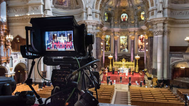 Fernsehkamera beim ökumenischen Gottesdienst zum Gedenken an das Ende des Zweiten Weltkrieges im leeren Berliner Dom
