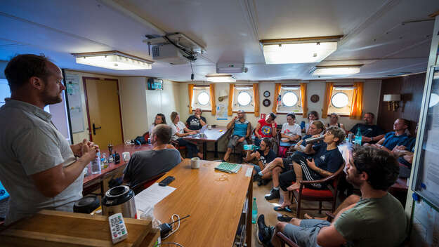 Briefing der Crew der Sea-Watch 4