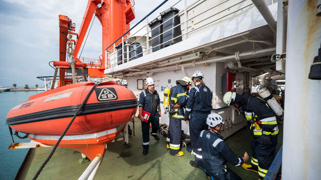 Feuerschutzübungen an Bord der Sea-Watch 4 im Hafen von Burriana