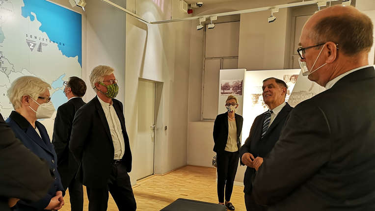 Mitglieder der Ratsdelegation besichtigen die Ausstellung (v.l.n.r  Volker Jung, Dieter Kaufmann)