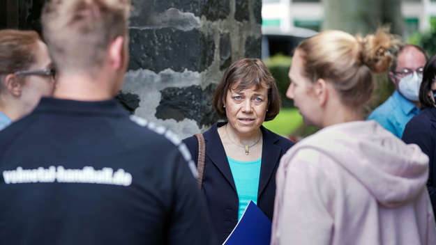 Annette Kurschus mit Betroffenen und Helfern