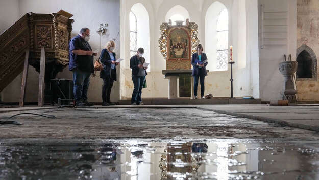 Die westfaelische Praeses Annette Kurschus hat die von der Unwetterkatastrophe betroffene Kirchengemeinden in Hagen besucht. Hier bei der Andacht in der Ev. Kirche Dahl. bei der Andacht in der Ev. Kirche Dahl)