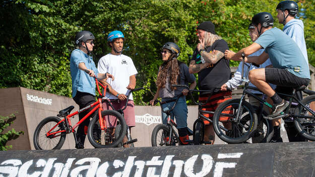 Anna-Nicole Heinrich im Gespräch mit Jugendlichen im Skate- und BMX-Park 