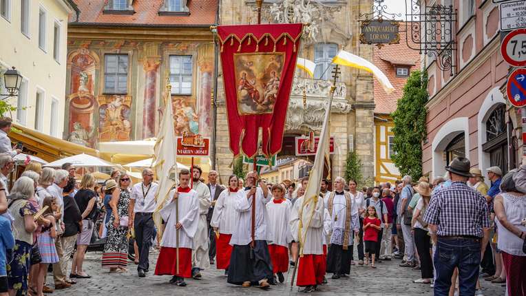Ein Priester schwenkt ein Weihrauchgefäß bei der Fronleichnamsprozession in Bamberg