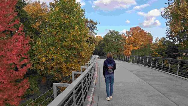 Gesangbuch-Hoodie unterwegs EG-Hoodie getragen auf einer Brücke